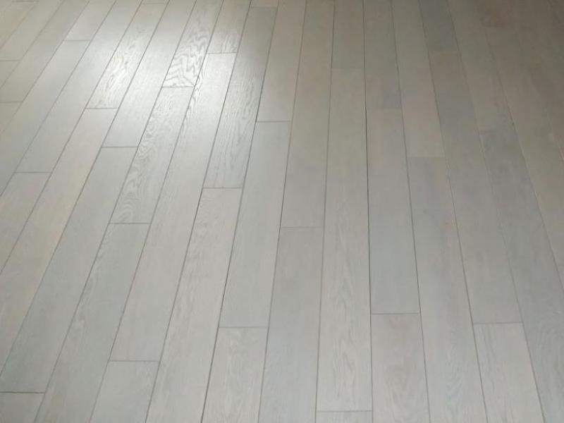 Podłoga wybielana z drewna jesionowego lakierowana