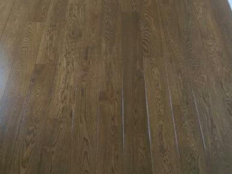 Podłoga barwiona z drewna dębowego lakierowana